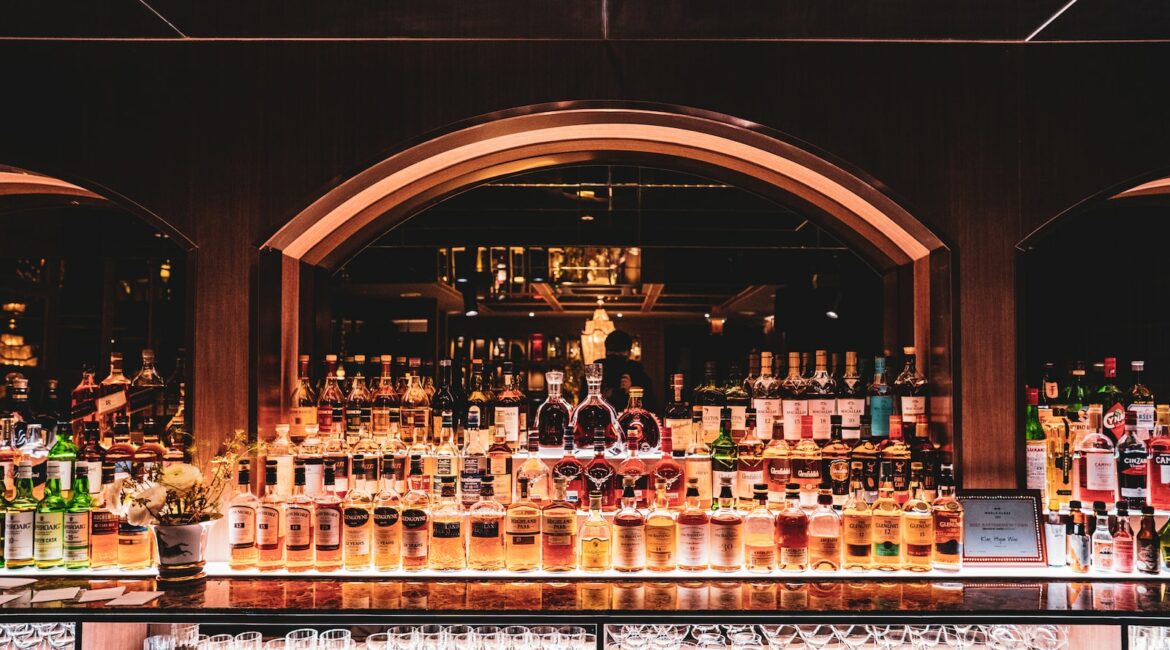 疫情2年後,酒店產業的實際狀況 3 brown wooden shelf with bottles