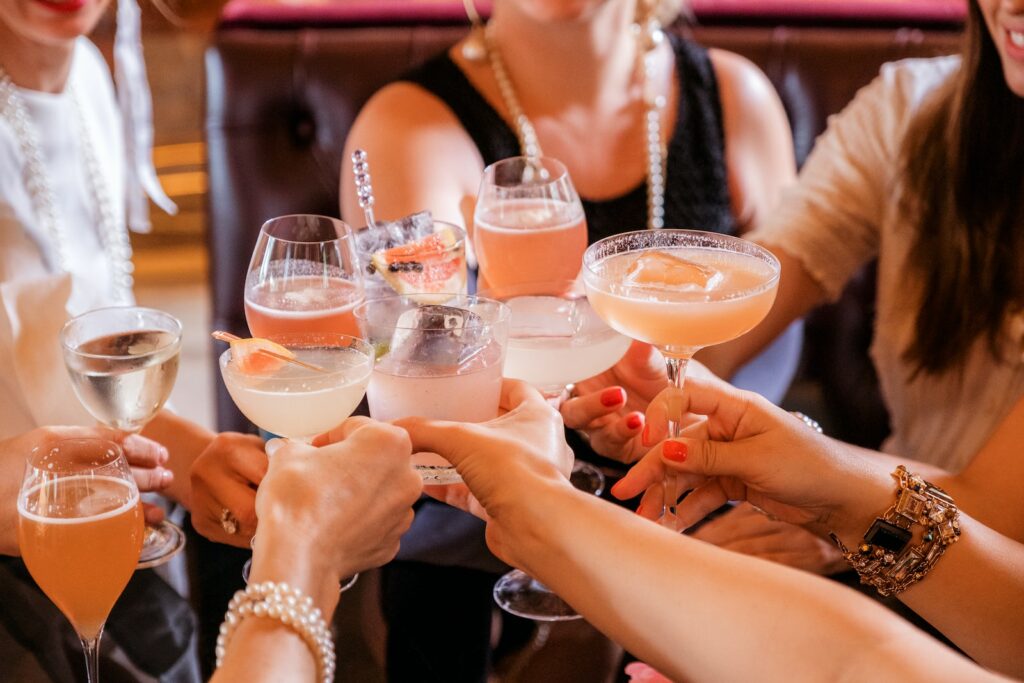 疫情2年後,酒店產業的實際狀況 16 woman in black tank top holding clear wine glass